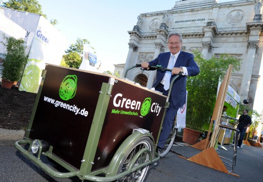 Alt-OB Christian Ude auf dem Lastenfahrrad von Green City, Foto: Tobias Hase