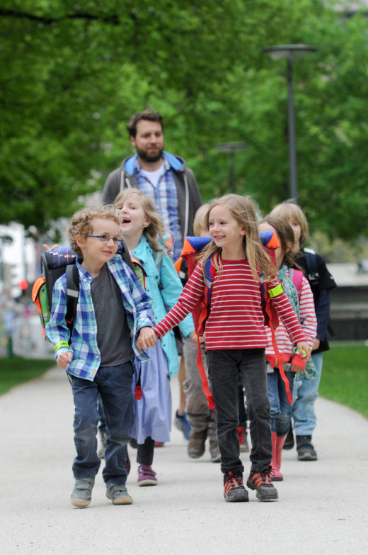 Bus mit Füßen_Tobias Hase