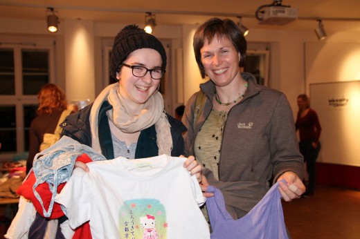 Kleidertauschparty, Spende für Flüchtlinge, Besucherinnen, Foto: Julia Lebedeva