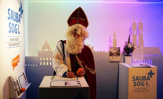 Nikolaus unterschreibt Bürgerbegehren Sauba sog i, Green City e.V., Foto: Andreas Schuster