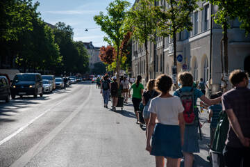 Gemeinsamer Umzug: Die Wanderbaumallee zieht in die Fallmerayerstraße