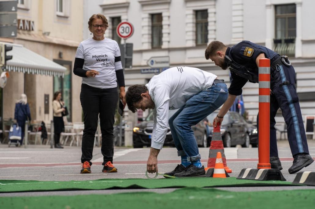 Aufbau Protected Bikelane Munich Ways